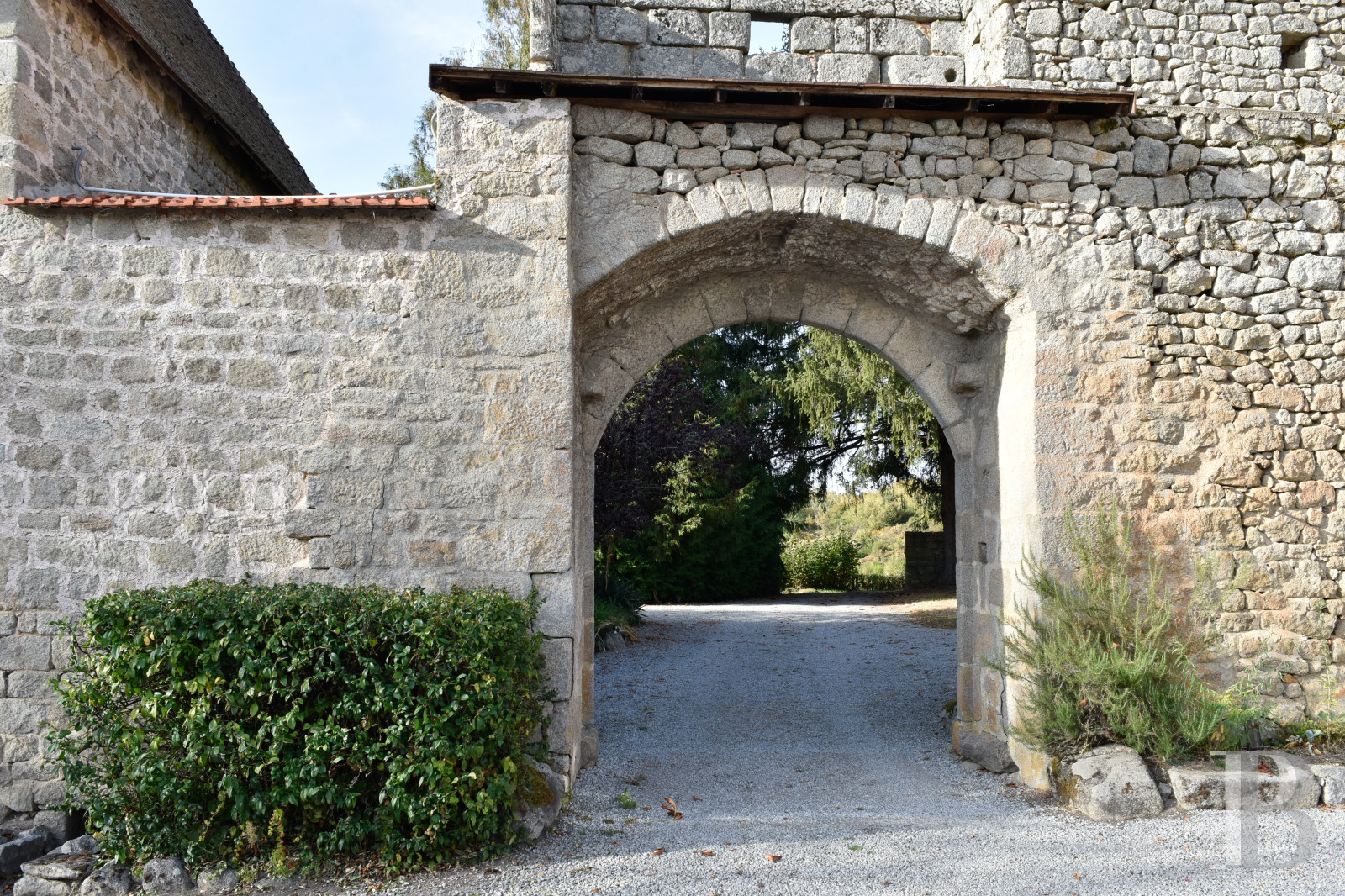 En Limousin, dans le sud-est de la Creuse et à proximité d’Aubusson, un logis indépendant du 17e siècle au centre d’une place forte médiévale,  - photo  n°29